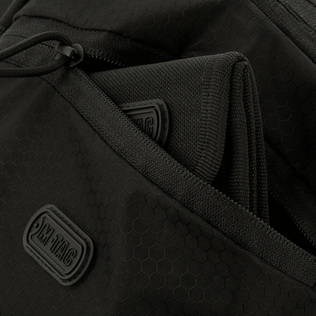 Närbild av M-Tac Sphaera Hex Hardsling Bag med dragkedjefack och M-Tac-märke, tillverkad av slitstark Cordura/Hex polyester.