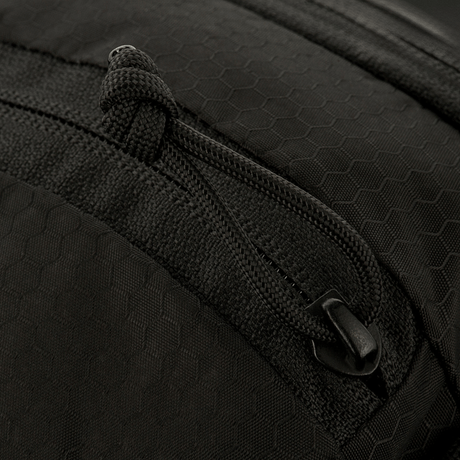 Närbild av dragkedjefack på M-Tac Sphaera Hex Hardsling Bag med hexagonmönster i svart Cordura/Hex polyestermaterial.