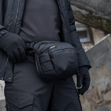 M-Tac Sphaera Hex Hardsling Bag använd som axel- eller bältesväska, kompakt design, dolt vapenfack, tillverkad av Cordura/Hex polyester.