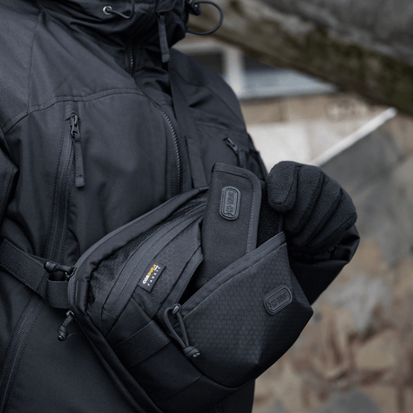 M-Tac Sphaera Hex Hardsling Bag buren av person, visar Cordura/Hex polyestermaterial och praktiska fack, kompakt och modulär design.
