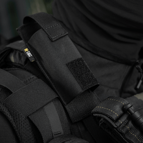 M-Tac Tourniquet Pouch Elastisk med MOLLE Gen.II i svart Cordura monterad på taktisk utrustning.