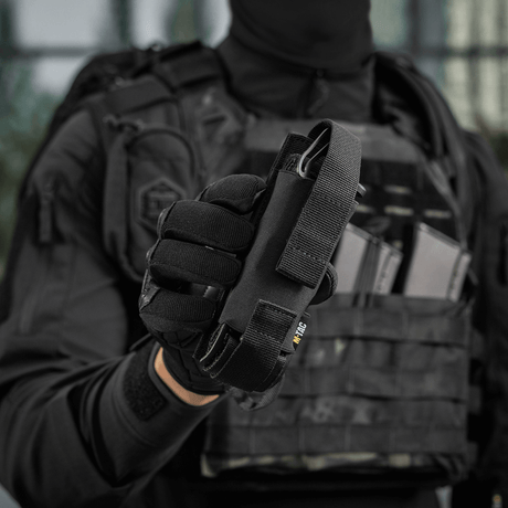M-Tac Tourniquet Pouch Elastisk med MOLLE Gen.II i användning, fäst på taktisk väst för snabb åtkomst och säker förvaring av tourniquet.