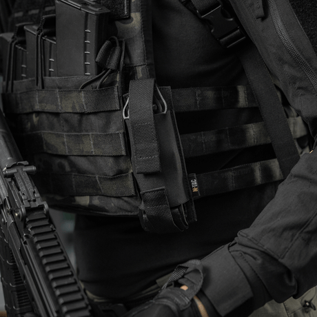 M-Tac Tourniquet Pouch Elastisk med MOLLE Gen.II fäst vid taktisk utrustning, tillverkad av slitstarkt Cordura Squadron-material.
