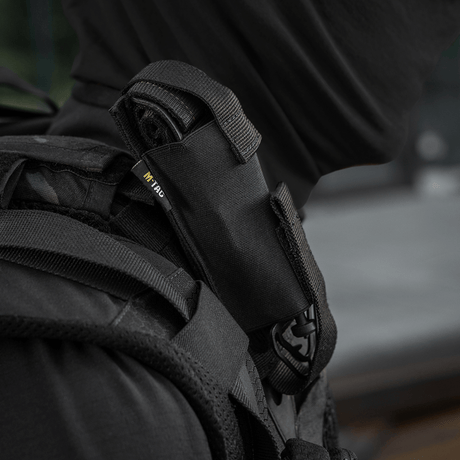 M-Tac Tourniquet Pouch Elastisk med MOLLE Gen.II monterad på ryggsäck för snabb och säker förvaring av tourniquet.