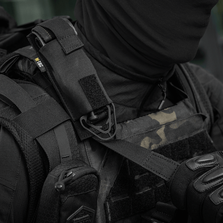 M-Tac Tourniquet Pouch Elastisk med MOLLE Gen.II, fäst på taktisk väst, tillverkad av Cordura Squadron, säkrad med elastik och MOLLE-system.