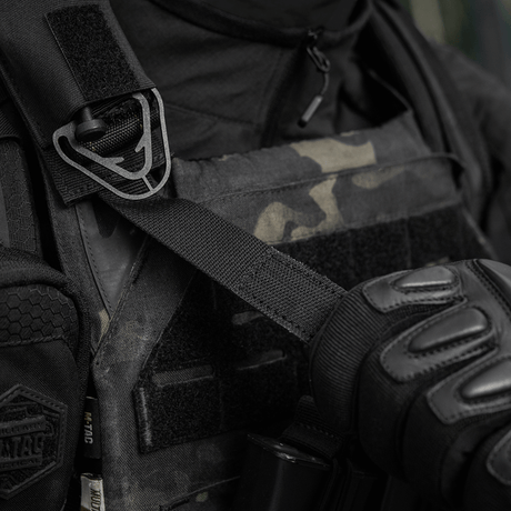 M-Tac Tourniquet Pouch Elastisk med MOLLE Gen.II på taktisk väst i användning.