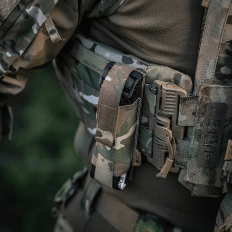 M-Tac Tourniquet Pouch Elastisk med MOLLE Gen.II monterad på kamouflageutrustning, säkrad med elastik och Cordura-sömmar.