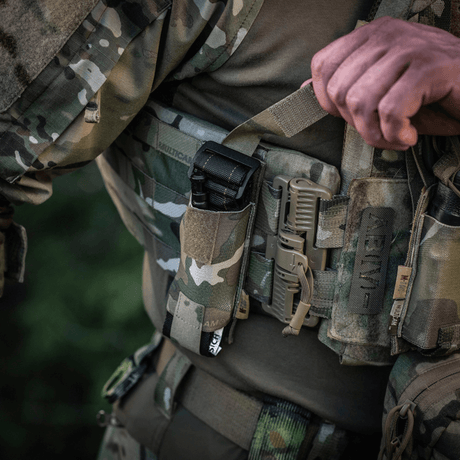 M-Tac Tourniquet Pouch Elastisk med MOLLE Gen.II fäst på taktisk väst i kamouflage