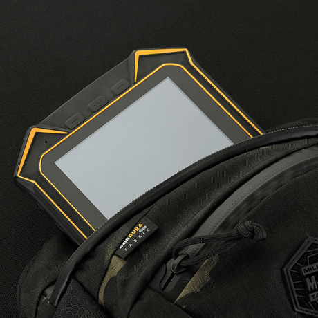M-Tac Sphaera Hex Hardsling Taske Gen.II Elite med en enhet i dragkedjefack, tillverkad av hållbar Cordura.