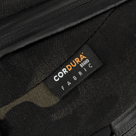 Etiketten på en M-Tac Sphaera Hex Hardsling Taske Gen.II Elite tillverkad av Cordura-tyg.