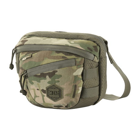 M-Tac Sphaera Hex Hardsling Taske Gen.II Elite i kamouflage med justerbar axelrem och dragkedjeförslutning för dold förvaring.