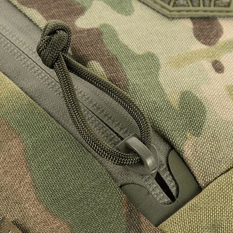 Närbild av M-Tac Sphaera Hex Hardsling Taske Gen.II Elite med camouflagedesign och dragkedjeförslutning.