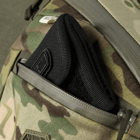 M-Tac Sphaera Hex Hardsling Taske Gen.II Elite med kamouflagedesign och dragkedjefack, idealisk för dold bärning av vapen och vardagssaker.