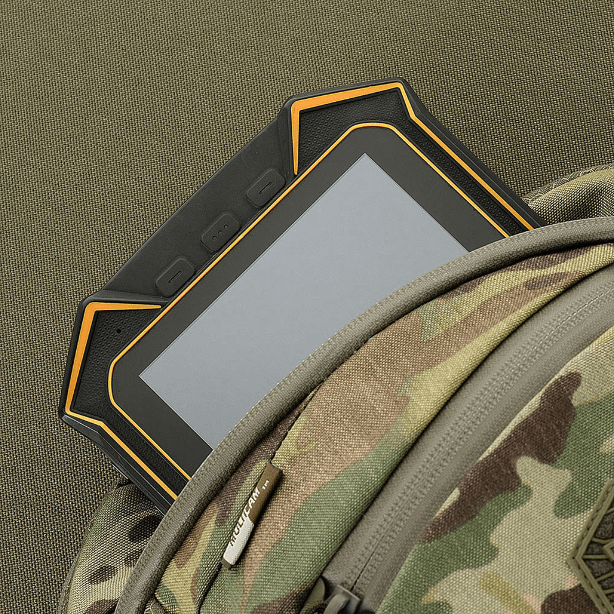 Tablet i M-Tac Sphaera Hex Hardsling Taske Gen.II Elite med camouflage design, der viser det rummelige hovedrum.