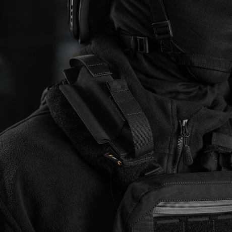M-Tac Elastisk Tourniquet Pouch Molle Gen.III monterad på svart taktisk jacka.