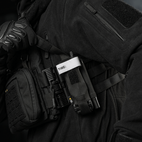 M-Tac Elastisk Tourniquet Pouch Molle Gen.III bärs på taktisk utrustning, tillverkad i Cordura, utformad för snabb åtkomst till tourniquet.