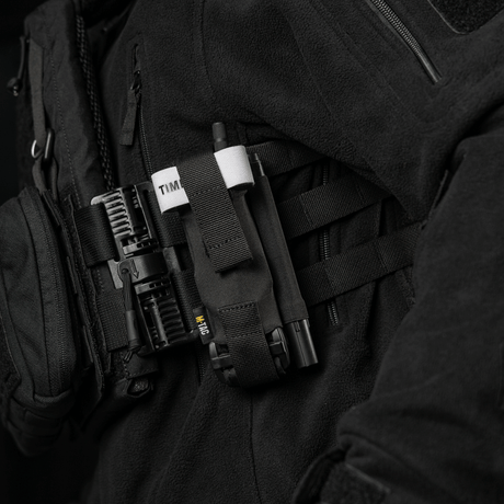 M-Tac Elastisk Tourniquet Pouch Molle Gen.III fäst vid taktisk väst.