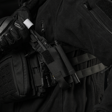 M-Tac Elastisk Tourniquet Pouch Molle Gen.III monterad på taktisk utrustning, tillverkad i Cordura Squadron.