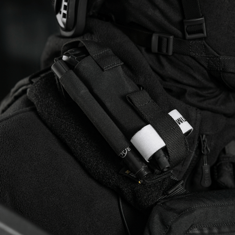 M-Tac Elastisk Tourniquet Pouch Molle Gen.III monterad på uniform, visar elastisk hållare och snabåtkomstsystem.