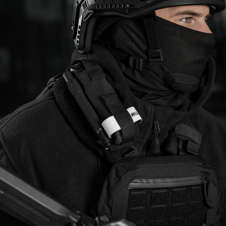 Soldat med M-Tac Elastisk Tourniquet Pouch Molle Gen.III monterad på utrustning.