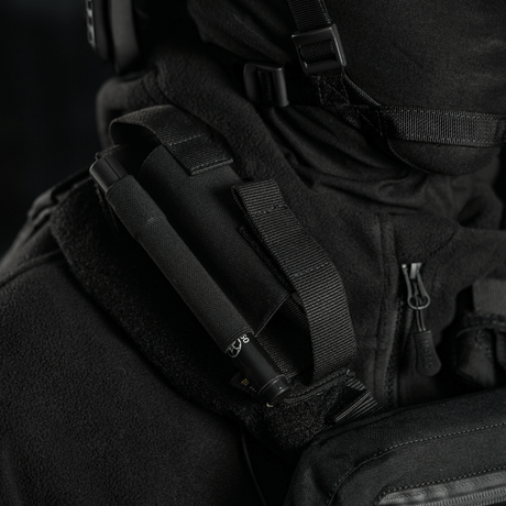 M-Tac Elastisk Tourniquet Pouch Molle Gen.III för snabb åtkomst och säker förvaring av tourniquet, monterad på taktisk utrustning.