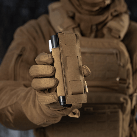 M-Tac elastisk tourniquetficka Molle Gen.III i bruk, hålls i taktisk hand, snabb åtkomst till tourniquet, Cordura-material