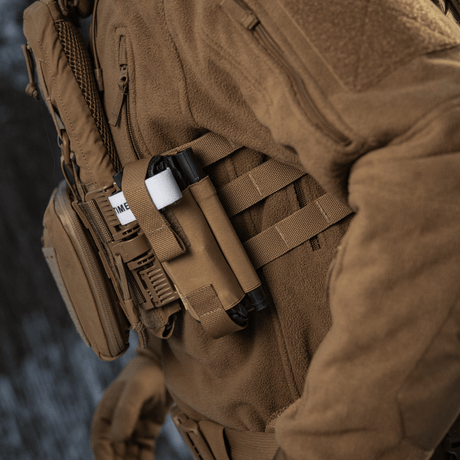 M-Tac elastisk tourniquetficka Molle Gen.III monterad på taktisk utrustning i brun Cordura Squadron-material.