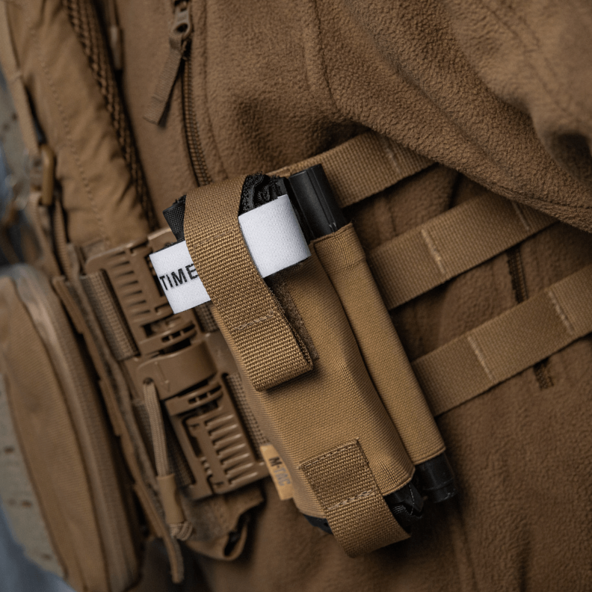 M-Tac Elastisk Tourniquet Pouch Molle Gen.III fastgjort til udstyr, med elastik og nylon for hurtig adgang og sikker opbevaring af tourniquet.