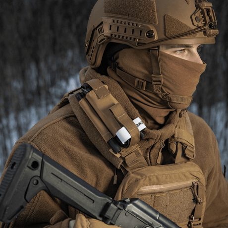 M-Tac Elastisk Tourniquet Pouch Molle Gen.III i användning på taktisk utrustning.