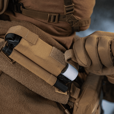 M-Tac elastisk tourniquetficka Molle Gen.III i bruk på militärväst. Praktisk förvaring för tourniquet.