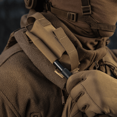 M-Tac elastisk tourniquetficka Molle Gen.III monterad på jacka för snabb åtkomst