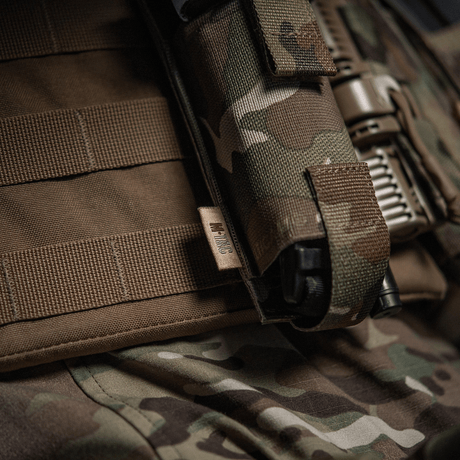 M-Tac elastisk tourniquetficka Molle Gen.III på taktisk väst i kamouflagemönster
