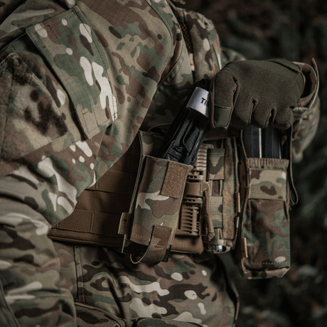 M-Tac elastisk tourniquetficka Molle Gen.III fäst på taktisk väst i kamouflage