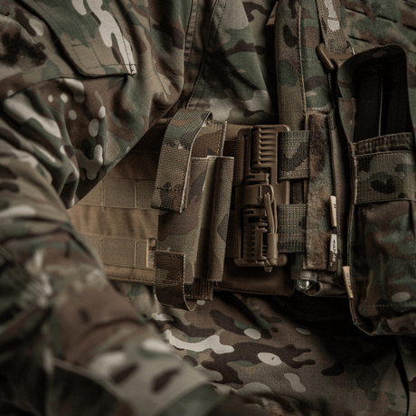 M-Tac elastisk tourniquetficka Molle Gen.III fäst vid kamouflageuniform