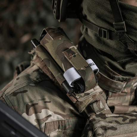 M-Tac elastisk tourniquetficka Molle Gen.III monterad på kamouflageuniform