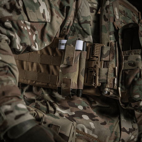M-Tac elastisk tourniquetficka Molle Gen.III på militäruniform i kamouflagemönster