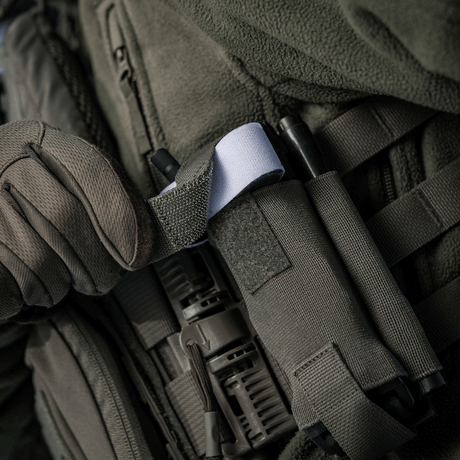 M-Tac elastisk tourniquetficka Molle Gen.III i bruk, säkerställer snabb åtkomst till tourniquet, gjord av robust Cordura Squadron-material.