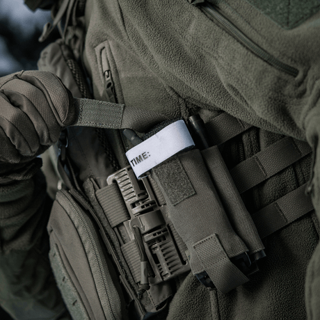 M-Tac elastisk tourniquetficka Molle Gen.III fäst på en taktisk väst, visar praktisk användning med enkel åtkomst till tourniquet.