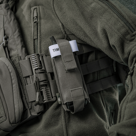 M-Tac elastisk tourniquetficka Molle Gen.III fäst på utrustning, visar stabil elastik och snabbåtkomstfunktioner.