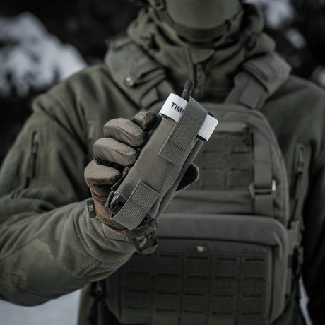Soldat med M-Tac elastisk tourniquetficka Molle Gen.III i Cordura Squadron-material. Idealisk för snabb åtkomst till C-A-T tourniquet.