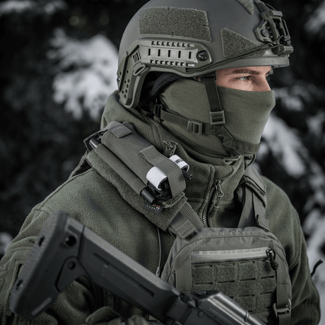 Soldat utrustad med M-Tac elastisk tourniquetficka Molle Gen.III för snabb åtkomst i snöiga omgivningar.