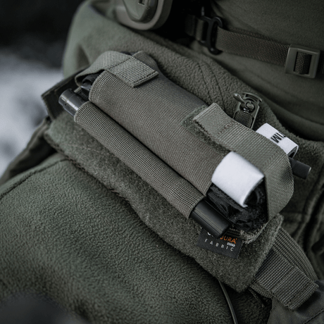 M-Tac elastisk tourniquetficka Molle Gen.III på en taktisk väska i bruk