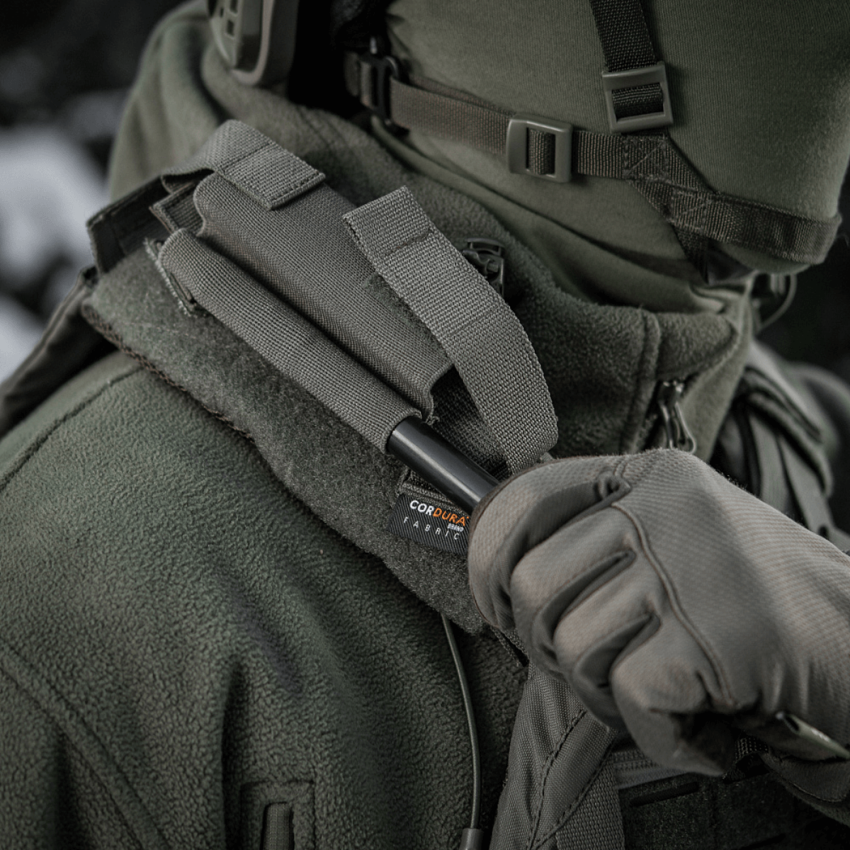 M-Tac Elastisk Tourniquet Pouch Molle Gen.III i brug, monteret på taktikvest, viser Cordura Squadron materiale og let adgang til tourniquet.