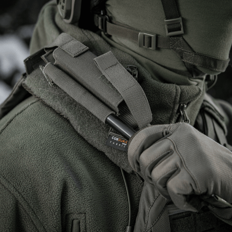 M-Tac elastisk tourniquetficka Molle Gen.III i bruk, monterad på taktisk väst, visar Cordura Squadron-material och enkel åtkomst till tourniquet.