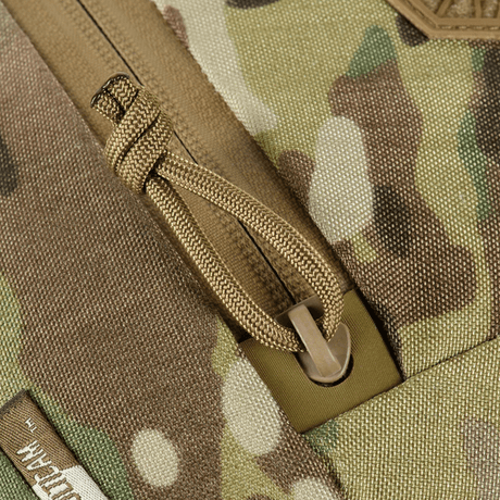 Närbild av M-Tac Sphaera Hex Hardsling Taske Gen.II Elite dragkedja och materialtextur i kamouflagedesign.