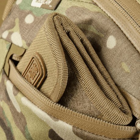 M-Tac Sphaera Hex Hardsling Taske Gen.II Elite i Cordura-material med dolt vapenfack. Fokus på militär stil och funktionalitet.