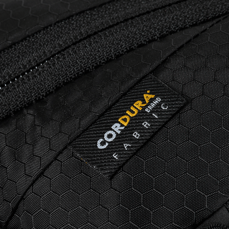 Närbild av M-Tac Sphaera Hex Hardsling Taske Gen.II Elite med Cordura-tyg och hexmönster, med fokus på robust material.