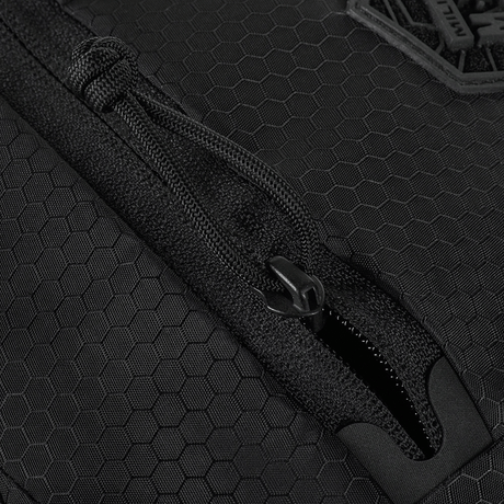 Detalj av dragkedja på M-Tac Sphaera Hex Hardsling-väska Gen.II Elite med hexagonmönster.