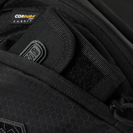 Närbild av M-Tac Sphaera Hex Hardsling-väska Gen.II Elite i Cordura Hex polyester med fack för dolt bärsystem, dragkedjedetaljer.