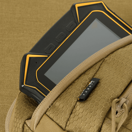 M-Tac Sphaera Hex Hardsling-väska Gen.II Elite med dolt fack för elektronik, visas i Cordura med hexmönster.
